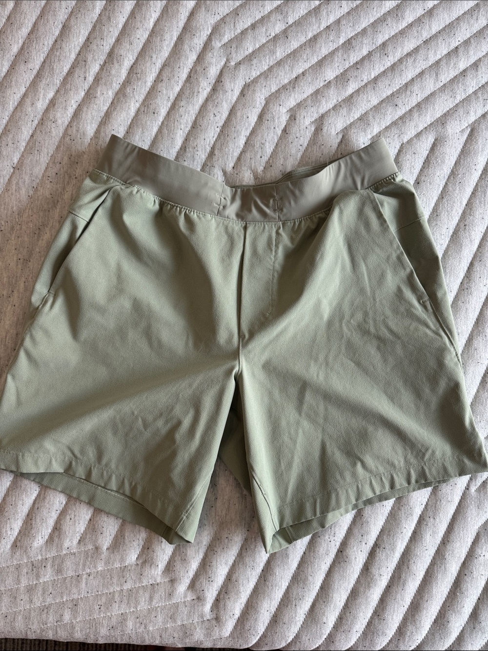 lululemon athletica Men's Fog Green 7” zeroed in Shorts